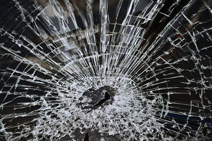 Nachdem der Junge durch eine Glasscheibe am Boden gebrochen ist, fiel er nocht mehrere Meter in die Tiefe. (Symbolbild)
