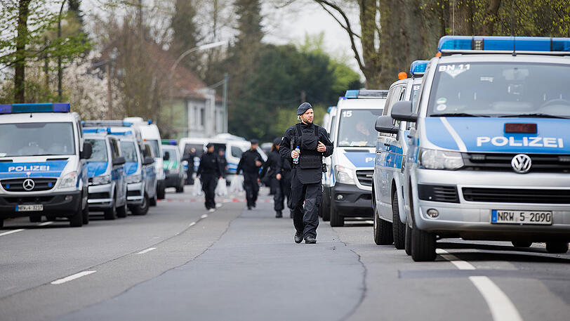 Der Tag danach: Polizisten sichern die abgesperrte Straße. Nur unweit der Sperrung detonierten die Sprengkörper am BVB-Bus.