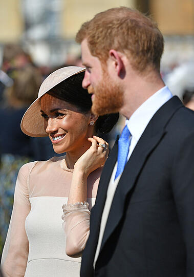 Ehe-Glück: Herzogin Meghan und Prinz Harry kommen zu einem Gartenfest im Buckingham Palace. Es ist der erste öffentliche Auftritt nach ihrer Hochzeit am 19. Mai.