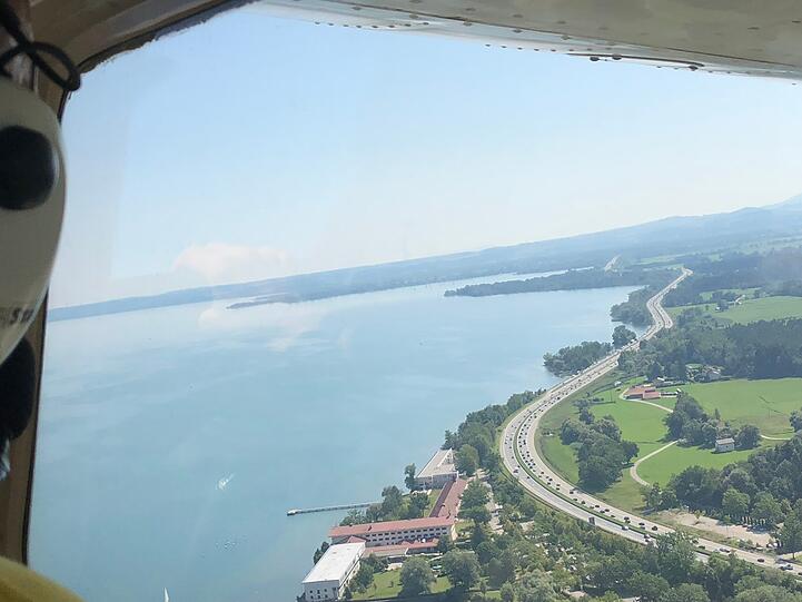 Zähflüssiger Verkehr am Chiemsee. Der Grund dafür? Ein "Schau-Stau".