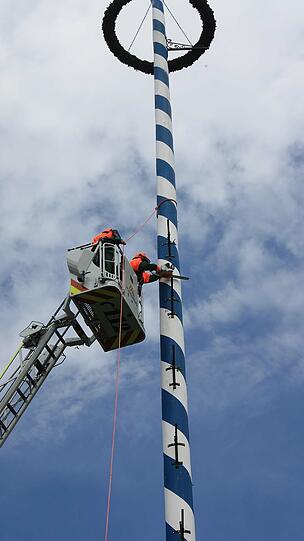 Weg ist der Maibaum in Thalkirchen: Klicken Sie sich durch die Bilder des Feuerwehreinsatzes.