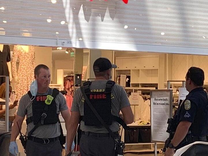 Einsatzkräfte untersuchen den Ort einer Schießerei in einem Einkaufszentrum in Alabama.