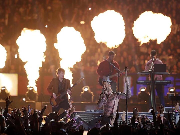 Viel Rauch um nichts? Maroon 5 bei ihrer Halbzeit-Show.