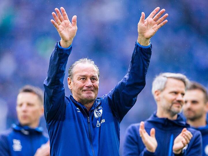 Schalkes scheidender Trainer Huub Stevens verabschiedet sich von den Fans.