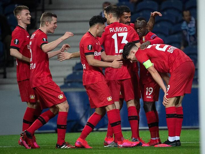 Die Spieler von Bayer Leverkusen feiern das 3:0 beim FC Porto.