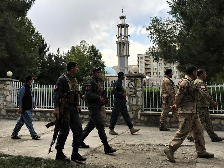 Mitglieder der afghanischen Sicherheitskräfte am Ort eines Anschlags in Kabul.