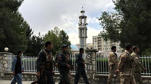 Mitglieder der afghanischen Sicherheitskräfte am Ort eines Anschlags in Kabul.