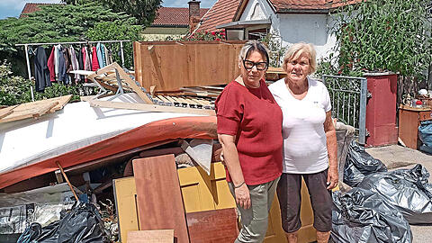 Sandra Geisler (l.) hilft ihrer Mutter Brigitte Pilz beim Ausräumen des Hauses. Viele Möbel sind reif für den Sperrmüll.