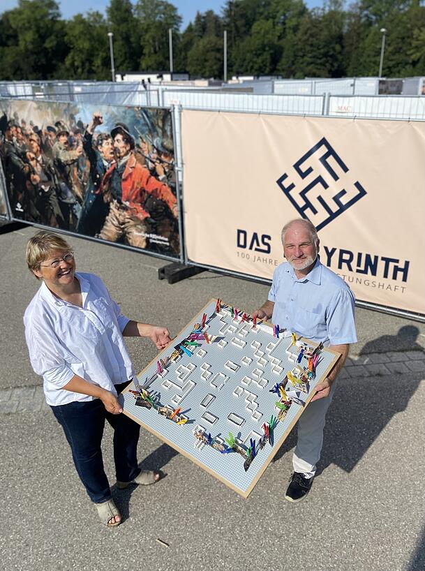Die Kuratoren Edith Raim und Wolfgang Hauck mit einem Modell der Ausstellung in Landsberg am Lech. Die Kuratoren Edith Raim und Wolfgang Hauck mit einem Modell der Ausstellung in Landsberg am Lech.