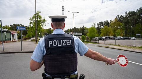 Polizisten führen an der deutsch-polnischen Grenze im Kreis Vorpommern-Greifswald Kontrollen durch.