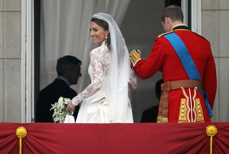 Geschafft: William geleitet seine Kate vom Balkon.