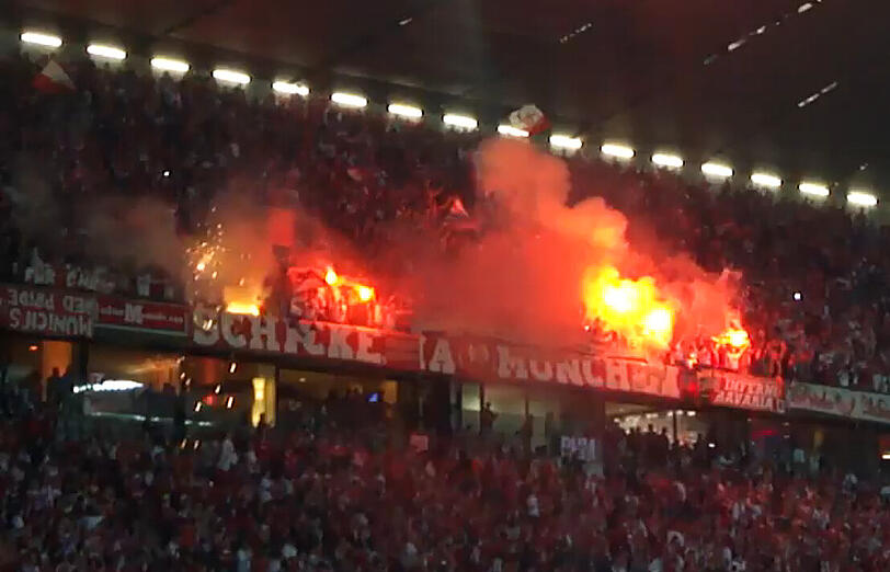 Gefährliche Feuerdusche für die Bayern-Fans: Aus dem Fanblock stürzen während des Champions-League-Finales Funken von Bengalos.