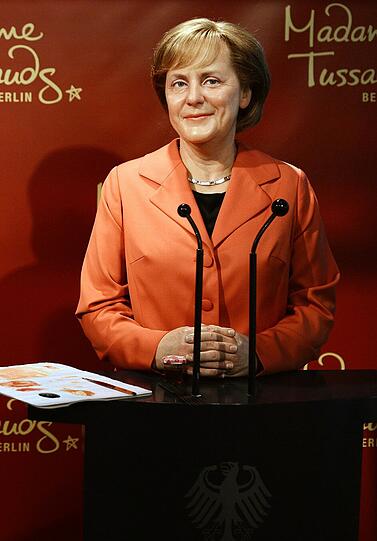 Diese Wachsfigur von Bundeskanzlerin Angela Merkel wurde 2005 in der Berliner "Madame Tussauds"-Filiale aufgestellt...