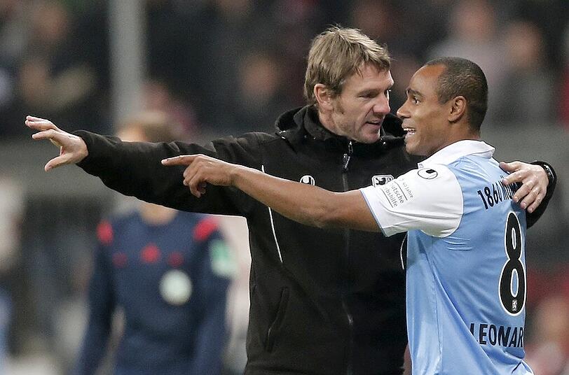 Leonardo im Gespräch mit Trainer von Ahlen vor seiner Einwechslung.