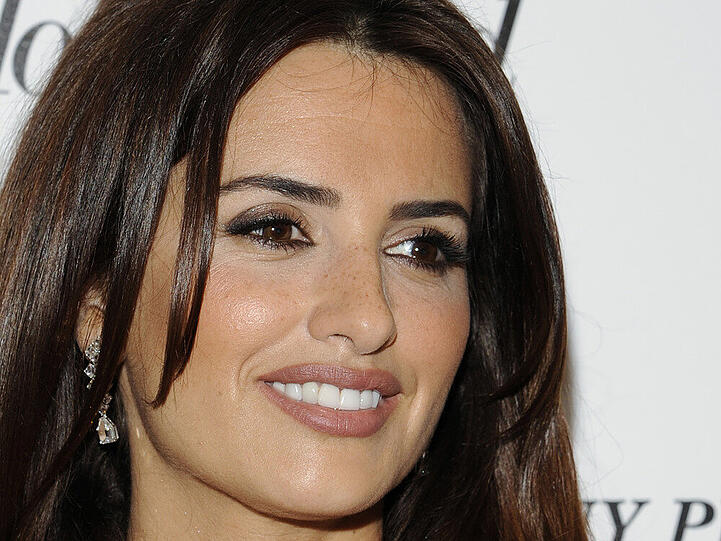 Seit Oktober ist Penelope Cruz (41) für das Magazin "Esquire" die "Sexiest Woman Alive". Die gebürtige Spanierin löste damit unter anderem ihre Vorgängerinnen Scarlett Johansson (30) und Mila Kunis (31) ab.