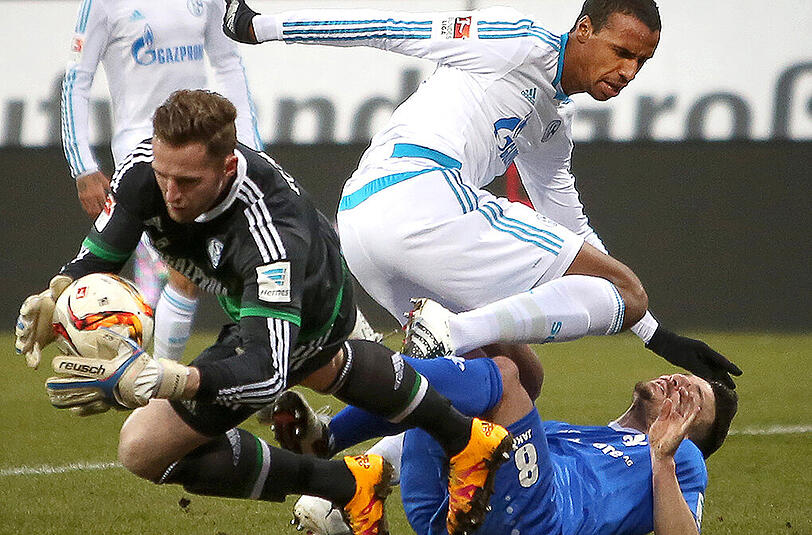 Beinhart: Der Darmstädter Jérôme Gondorf (unten) gerät mit den Schalkern Joel Matip und Ralf Fährmann aneinander.
