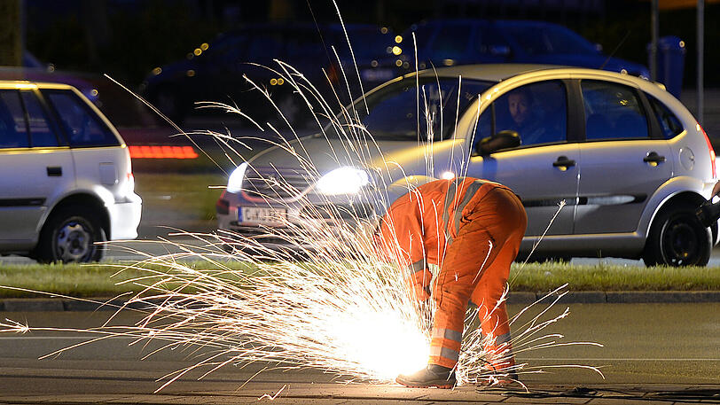 Strassenarbeiten bei Nacht: Die Richter am Bundesarbeitsgericht (BAG) in Erfurt befassen sich mit Zuschlägen für Nachtarbeit.
