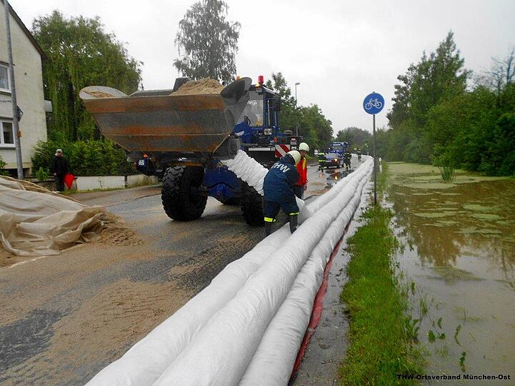 Die Sandschlauch-Maschine des THW München-Ost im Einsatz.