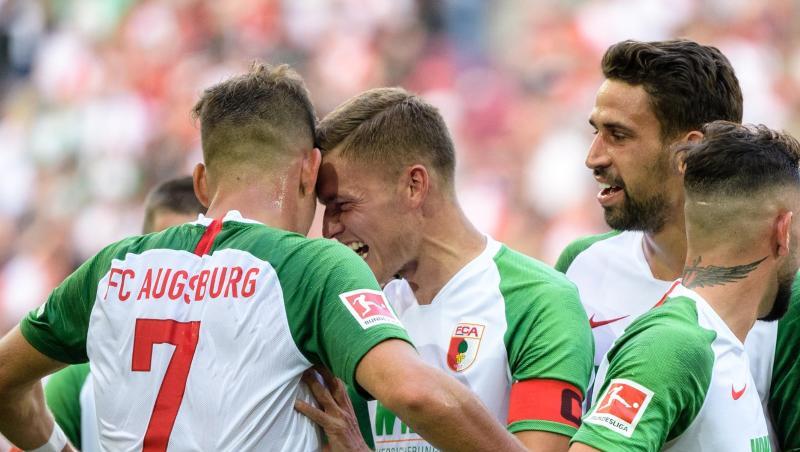 Augsburgs Torschütze Florian Niederlechner (l) und Alfred Finnbogason jubeln mit der Mannschaft über den Treffer zum 2:0. Augsburgs Torschütze Florian Niederlechner (l) und Alfred Finnbogason jubeln mit der Mannschaft über den Treffer zum 2:0.