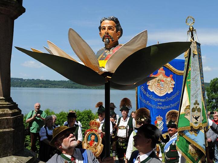 Anhänger des bayerischen Königs Ludwig II. nehmen 2013 an einem Gedenkgottesdienst in Berg teil. Foto: Andreas Gebert/Archivbild