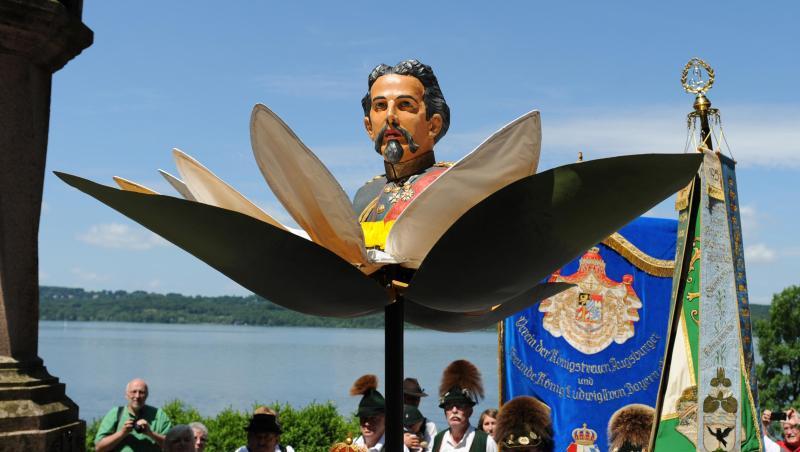 Anhänger des bayerischen Königs Ludwig II. nehmen 2013 an einem Gedenkgottesdienst in Berg teil. Foto: Andreas Gebert/Archivbild Anhänger des bayerischen Königs Ludwig II. nehmen 2013 an einem Gedenkgottesdienst in Berg teil. Foto: Andreas Gebert/Archivbild