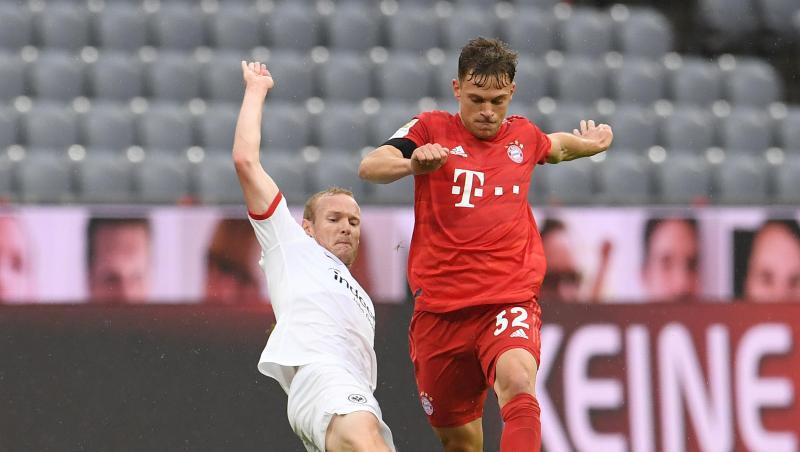 Joshua Kimmich (r) von Bayern und Sebastian Rode von Frankfurt kämpfen um den Ball.