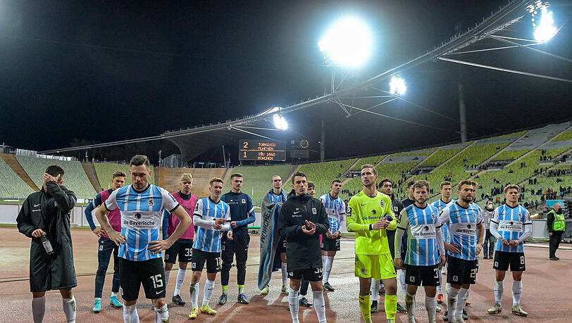 Die Mannschaft des TSV 1860 ging nach der 1:2-Niederlage gegen Türkgücü in die Nordkurve zu ihren enttäuschten Fans.