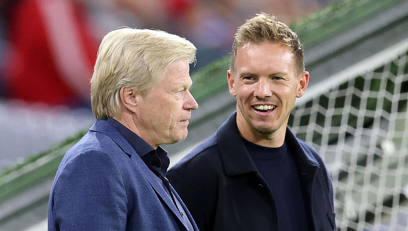 Bayern-Coach Julian Nagelsmann (rechts) im Gespräch mit Vorstandschef Oliver Kahn. (Archivbild)