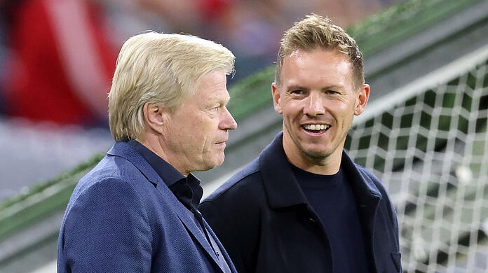 Bayern-Coach Julian Nagelsmann (r.) im Gespräch mit Vorstandschef Oliver Kahn. (Archivbild)
