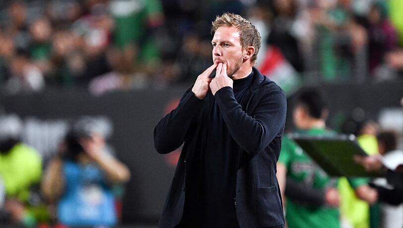 Bundestrainer Julian Nagelsmann pfeift.