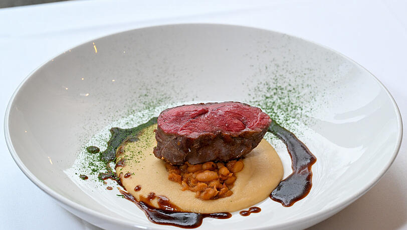 Lammhüfte mit weißen Bohnen, Chorizo und Ducca Lammhüfte mit weißen Bohnen, Chorizo und Ducca