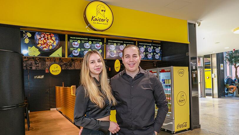 Teilhaberin Elena Kaisarevic (23) und Gründer Oliver Jalloul (27) führen zusammen die Wiener Kaiserschmarrn-Kette Kaiser’s. Im Einkaufscenter PEP in Neuperlach hat nun die erste deutsche Filiale eröffnet.