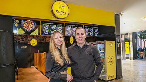 Teilhaberin Elena Kaisarevic (23) und Gründer Oliver Jalloul (27) führen zusammen die Wiener Kaiserschmarrn-Kette Kaiser’s. Im Einkaufscenter PEP in Neuperlach hat nun die erste deutsche Filiale eröffnet.