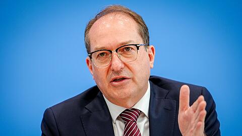 Am Tag vor dem Beginn der Innenministerkonferenz von Bund und Ländern stellte Bundesinnenminister Alexander Dobrindt (CSU) den Verfassungsschutzbericht 2024 vor.