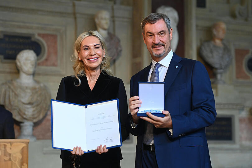 Charity-Lady Saskia Greipl-Kostantinidis wird von Ministerpräsident Markus Söder als leuchtendes Beispiel für soziales Engagement ausgezeichnet.