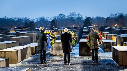Alexander Dobrindt (r-l, CSU), Bundesinnenminister, Josef Schuster, Pr&auml;sident des Zentralrates der Juden in Deutschland, und Magnus Brunner, Kommissar f&uuml;r Inneres und Migration der Europ&auml;ischen Union.