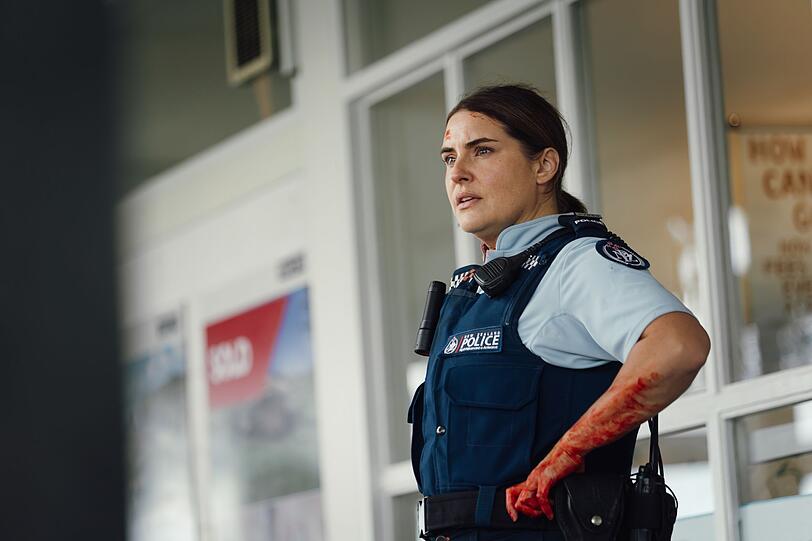 Da denkt man, mit der Niederschlagung eines bewaffneten Bank&uuml;berfalls habe man den unangenehmsten Teil des Tages &uuml;berstanden, da steht man pl&ouml;tzlich seiner Ex gegen&uuml;ber, auf die man nicht gut zu sprechen ist. Police Constable Deb Brighton (Morgana O'Reilly) glaubt ihren Augen nicht.