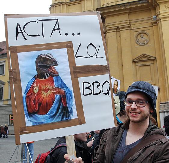 Affige Kostüme, witzige Plakate und viele Masken: Die Bilder von der Anti-ACTA-Demo in München