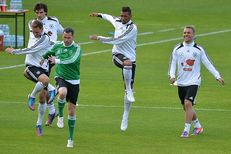 "Dankeschön, Polen" und "Gefällt mir" auf Polnisch - mit 11.000 Fans gerät das erste DFB-Training in Polen zum herzlichen Willkommensfest - und zur Geburtstagsparty für Lukas Podolski.