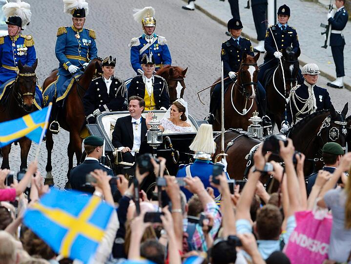Prinzessin Madeleine und ihr Ehemann Chris O'Neill konnten nach dem Ja-Wort mit 400 Gästen im Königsschloss am Mälarsee feiern &ndash; bis in die Nacht. Die Bilder.
