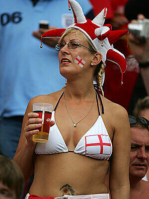 Am Dienstagabend trifft unsere Elf auf England, den Erzrivalen der deutschen Nationalmannschaft. Und diese Fans wollen wir nicht jubeln sehen!