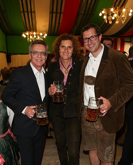 Innenminister Thomas de Maiziere mit Innegrit Volkhardt (Chefin "Hotel Bayerischer Hof") und Lutz Eckhardt im Armbrustschützenzelt.