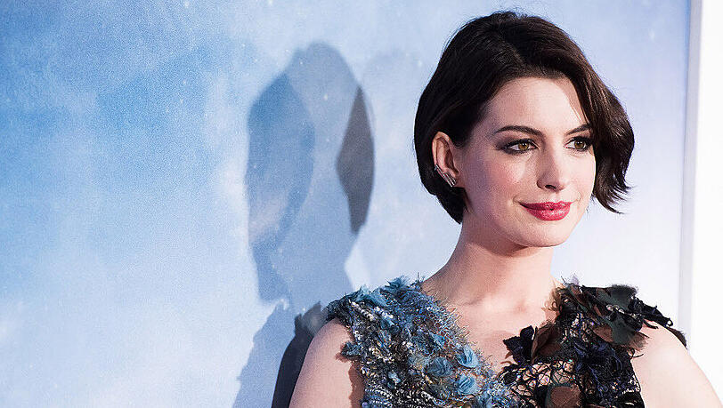 Anne Hathaway aktuell mit einer kurzen Bob-Frisur Anne Hathaway aktuell mit einer kurzen Bob-Frisur