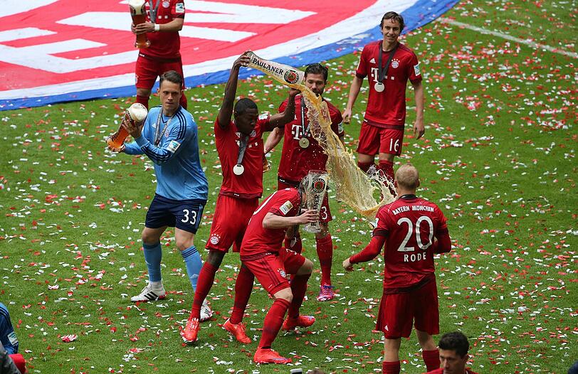 Konfetti, Bierduschen und Meisterschale: Die besten Bilder von der Bayern-Party aus der Allianz Arena!