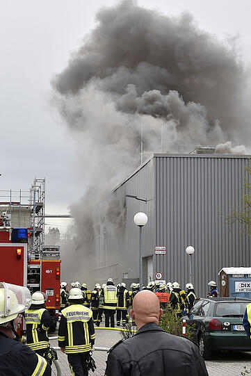 Ein technischer Defekt führte zu einem Großbrand beim Textilprouzenten Gore. Hier die Bilder des Brandes.