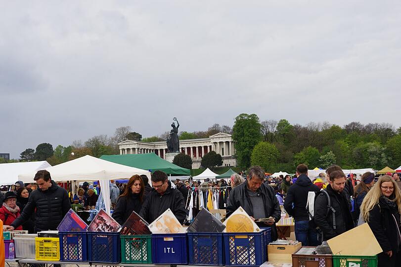 Die Bilder vom Riesenflohmarkt auf der Theresienwiese.