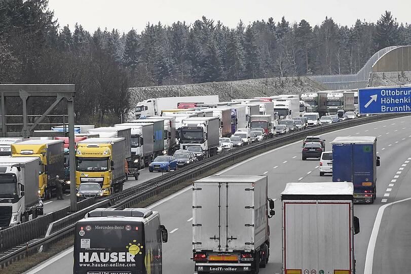 Ein Sattelzug rast ins Stauende. Der Fahrer hat einen Schutzengel. Die Bilder vom Unfall.
