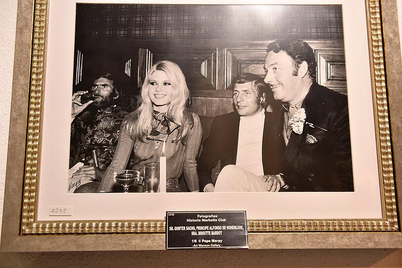 Hier feierten schon früher die Stars: Brigitte_Bardot, Gunter Sachs mit Hotel-Gründer Alfonso von Hohenlohe.