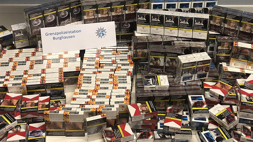 Die Schmugglerware, die die Polizei in dem Fahrzeug fand.