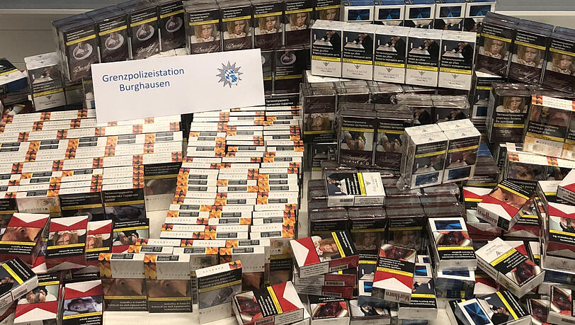 Die Schmugglerware, die die Polizei in dem Fahrzeug fand. Die Schmugglerware, die die Polizei in dem Fahrzeug fand.
